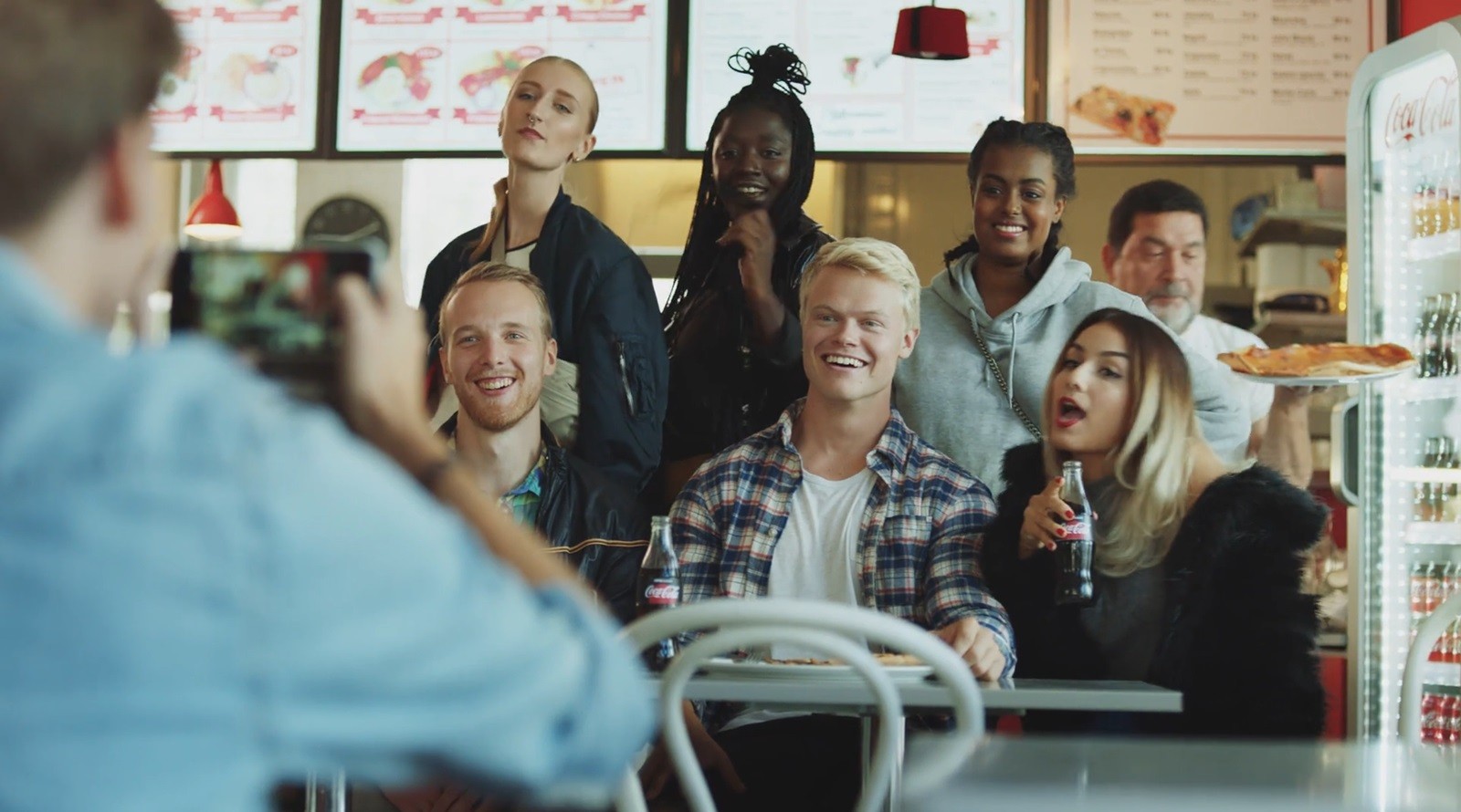 Coca-Cola hyllar gemenskap i sin forsta svenska reklamfilm