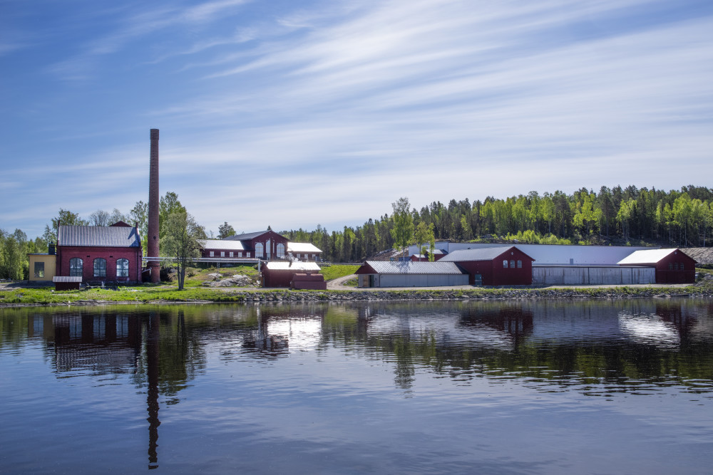 Det vackra High Coast Distillery i norrländska Ådalen, på en udde i älven.