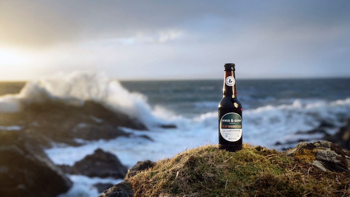 Skotska Innis & Gunn lanserar 'Islay whisky cask' i samarbete med Laphroaig och konstnären Hope Blamire