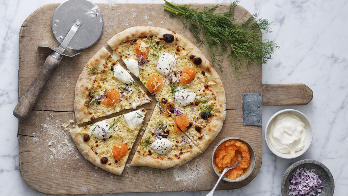 Pizza bianca med Västerbottensost och löjrom