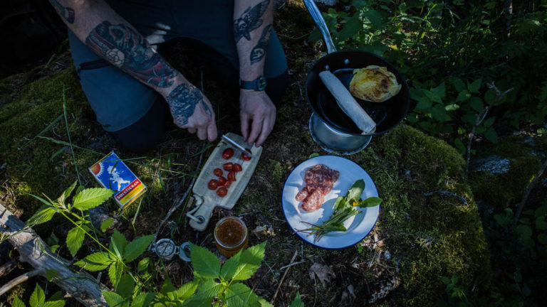 Sommarsallad med getostknyte, hjortron och charkuteri