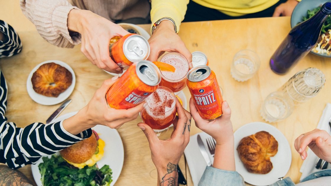 Lanserar färgsprakande cocktail på burk