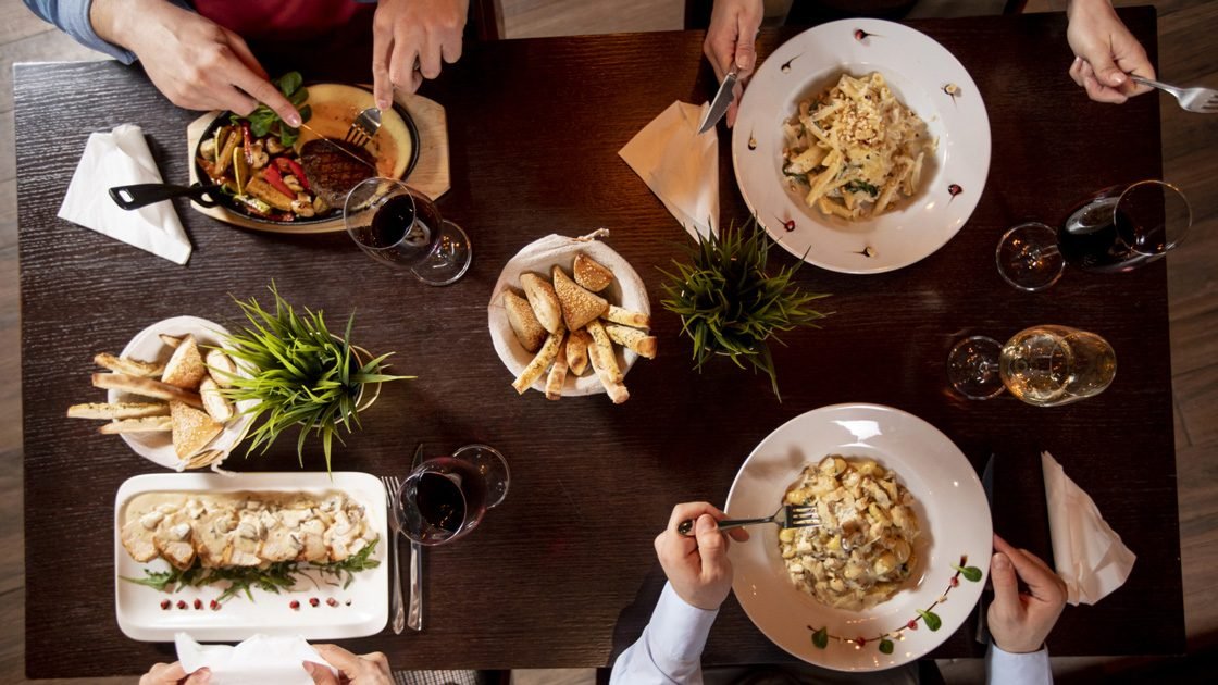 Svenskarna spenderar mer på restaurang i år