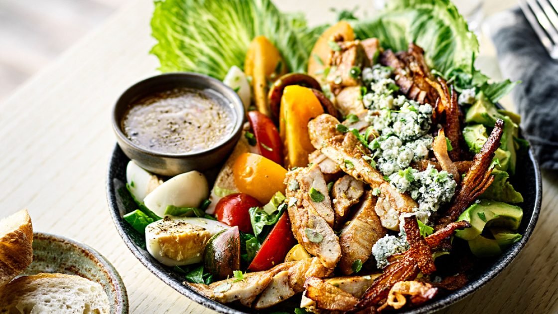 Cobbsallad med stekt och skivad klubbfilé