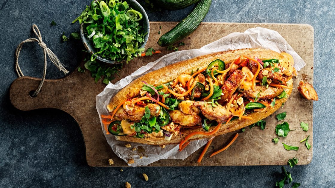 Bánh mì med stekt skivad klubbfilé