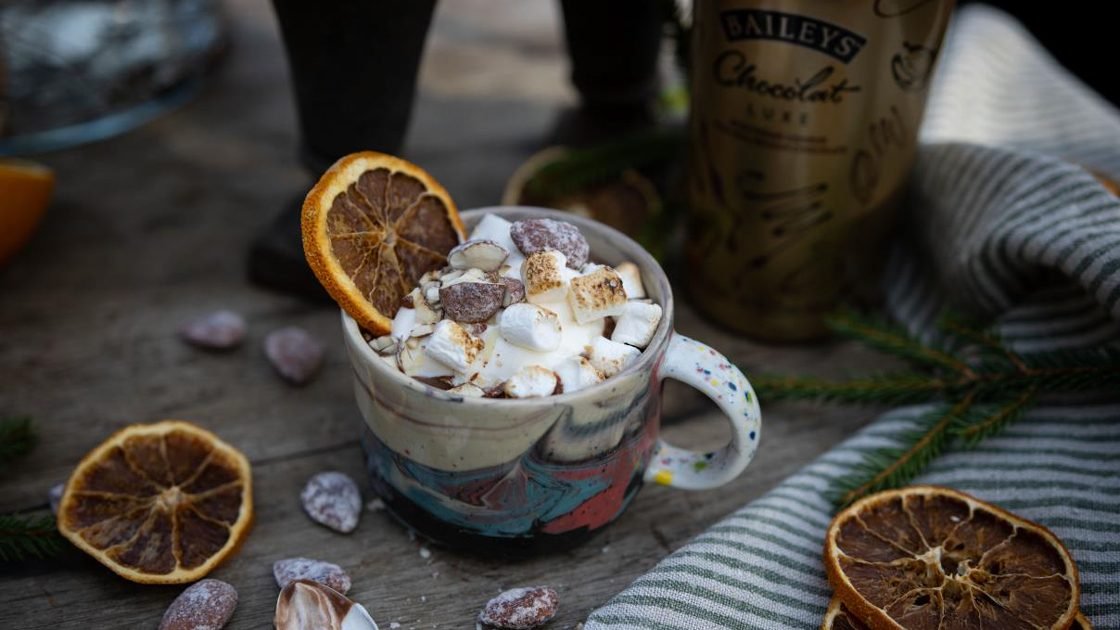 Krämig varm choklad med apelsin, mandel och Baileys Chocolate Luxe