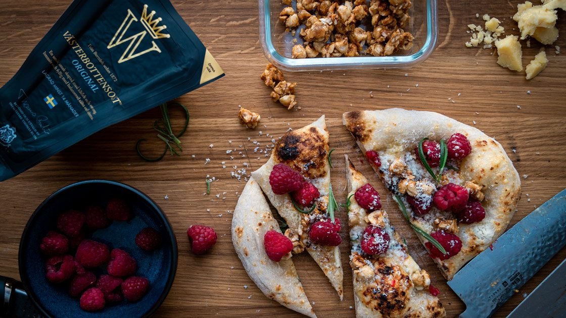 Dessertpizza med vit choklad, hallon, kanderade nötter och rosmarin