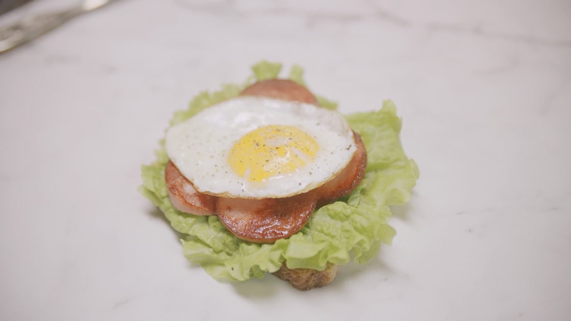 Keyyos favoritmacka med falukorv och stekt ägg