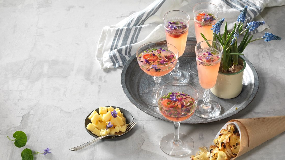 Försommardrink med jordgubbar, rabarber och viol