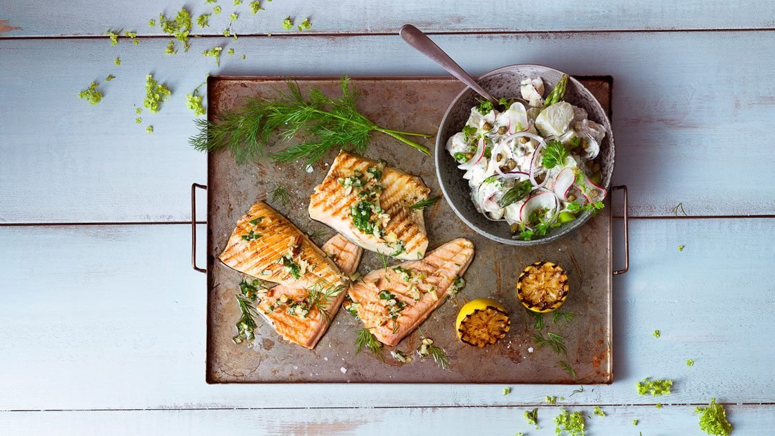 Grillad röding med hackad pesto på Västerbottensost