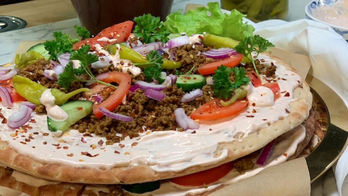 Kebabsmörgåstårtan konkurrerar ut det klassiska fredagsmyset