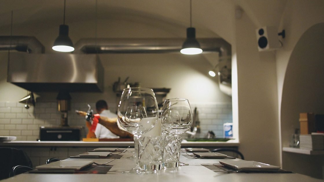 Restaurangbesök har minskat med hälften
