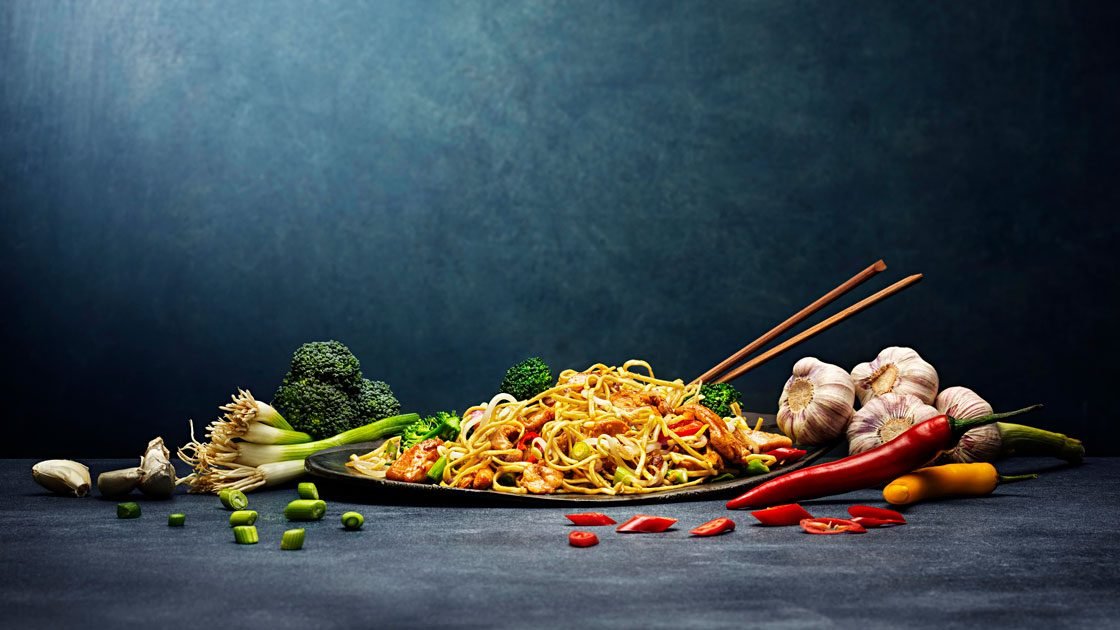 Stir fry med Strimlad Lårfilé Vitlök & Chili med ostronsås, salladslök och böngroddar