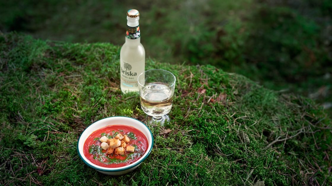 Rostad tomatsoppa med parmesan, surdegskrutonger och örtolja