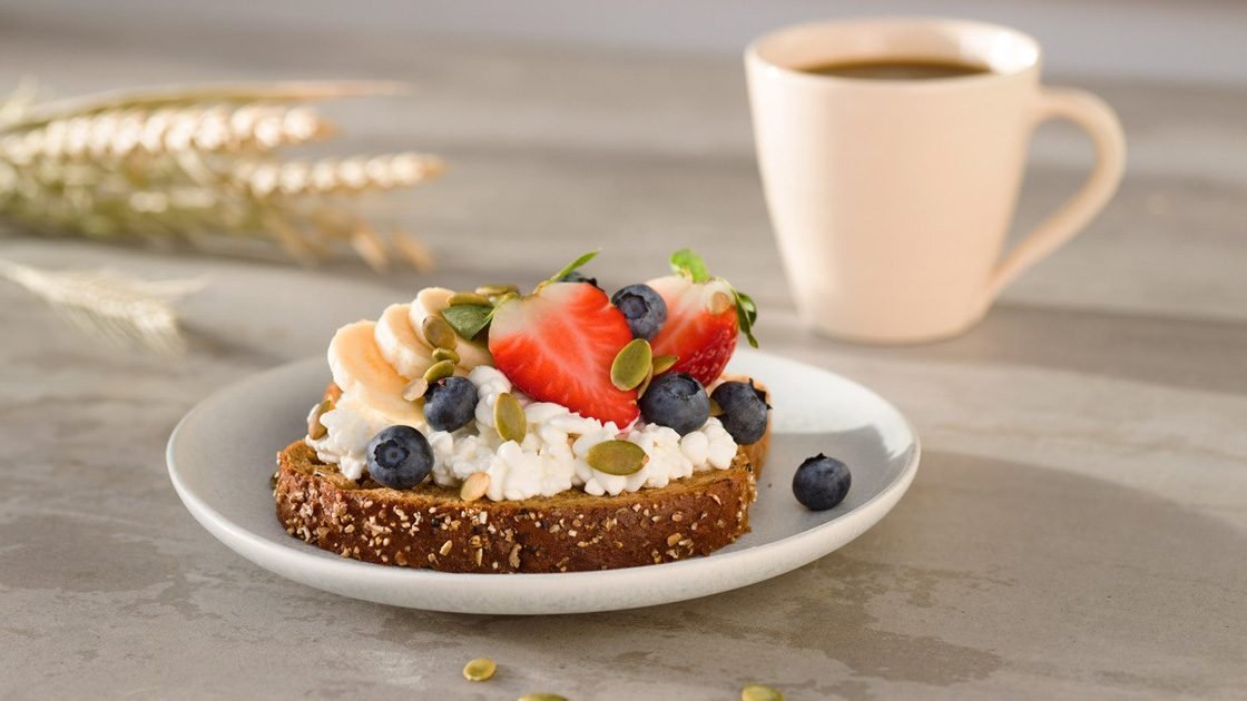 Våffelmacka till mellanmål med keso och färska bär Våffelmacka till mellanmål med keso och färska bär