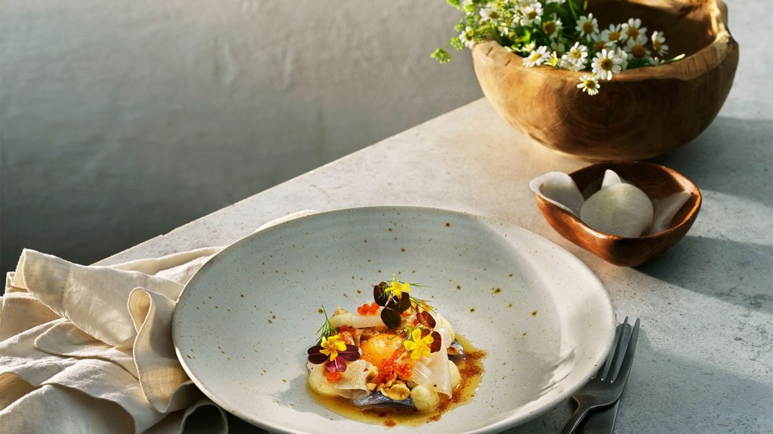 Matjessill med brynt smör och bakad äggula, saltrostade hasselnötter, picklad kålrot, isad silverlök, forellrom och majonnäs med Västerbottensost